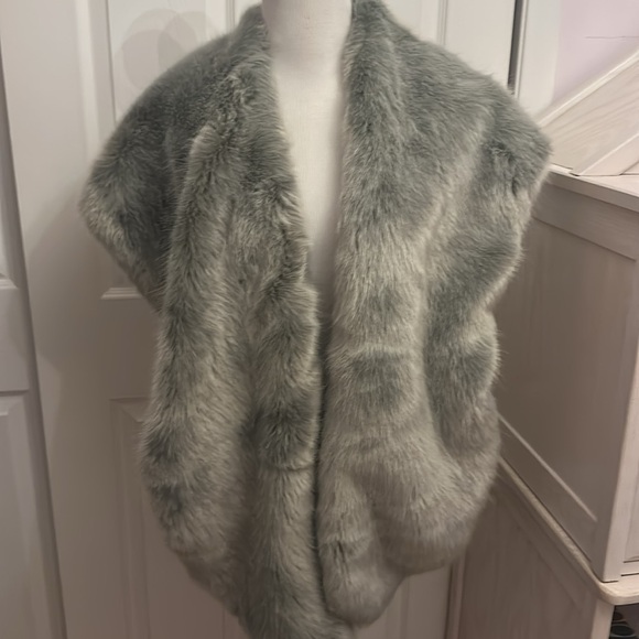 LUXE Beautiful RESTORATION HARDWARE fur scarf - NWOT - Picture 2 of 4